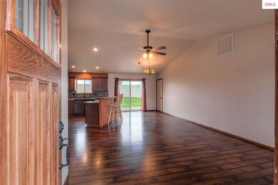 Open single plan home with 989 sf, 2 Bed, 1.5 bath