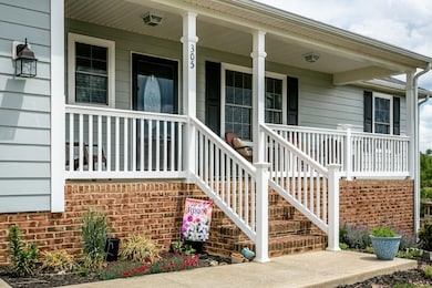 Nice welcoming front porch!