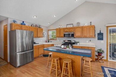 Kitchen w/center island