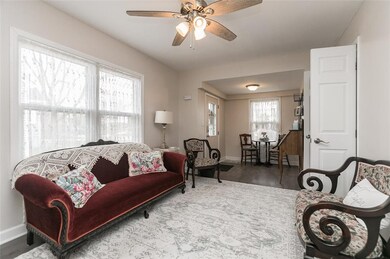 10' X 21' LIVING ROOM