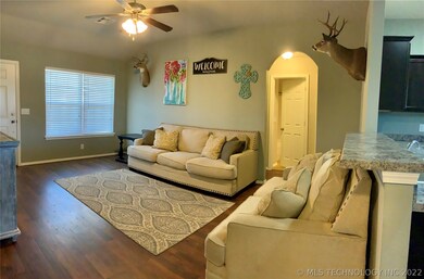 9' tall ceilings throughout main area