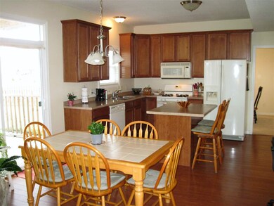 Open kitchen w/42 inch custom cabinets & Open soff