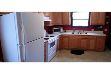 Kitchen. Appliances stay