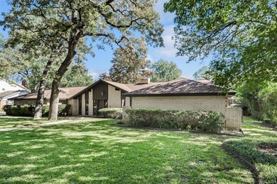 1405 Pebble Creek Dr, Euless, TX 76040 - photo 4