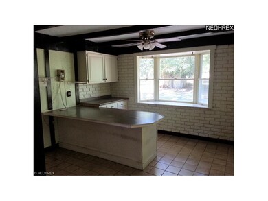 Kitchen Breakfast Bar & Eating Area