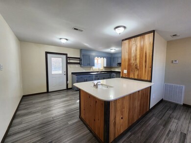 145 Carol Cir, Fitzgerald, GA 31750 - photo 6