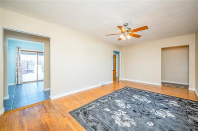 2212 56th St, Des Moines, IA 50310 - photo 5