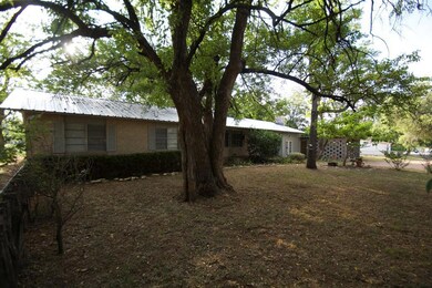 404 W Burbank St, Fredericksburg, TX 78624 - photo 2