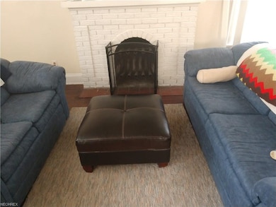 WOODBURNING FIRE PLACE IN LIVING ROOM