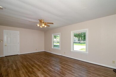 4015 E 32nd St, Des Moines, IA 50317 - photo 2