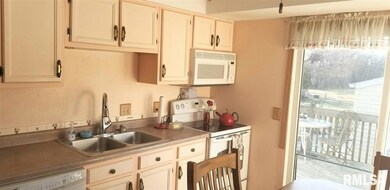 5516 Cedar St, Davenport, IA 52806 - photo 4