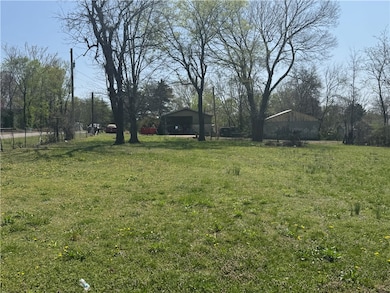 422 S Cherokee St, Stilwell, OK 74960 - photo 2