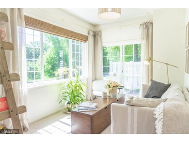 Sun Room with Tremendous Daylight - And Luxury Hun