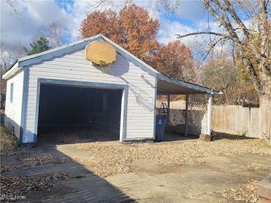 447 8th St, Struthers, OH 44471 - photo 2