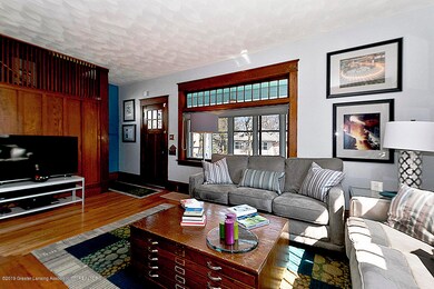 2328 Strathmore Rd living room