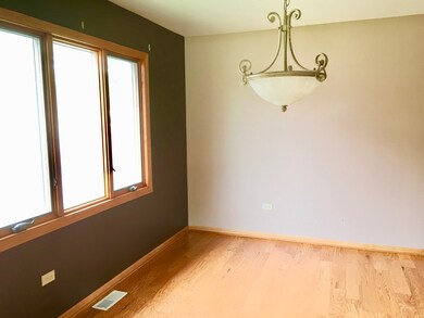 Private dining room adjoining living room and kitc
