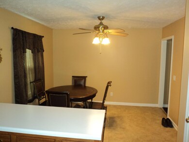 The eat in area of the kitchen 