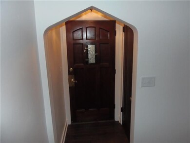 Entry/Foyer.