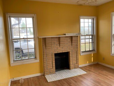 5191 Bloomfield Rd living room