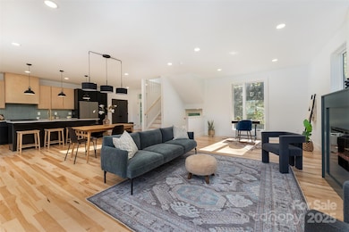 large living/dining/kitchen, perfect for entertaining