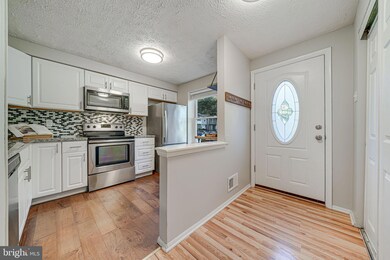 8487 Lazy Creek Ct, Springfield, VA 22153 - photo 4