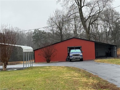 Fantastic huge garage/workshop insulated and ready for your next project.