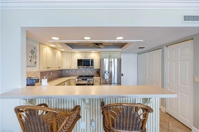 Kitchen with a kitchen breakfast bar, kitchen peni