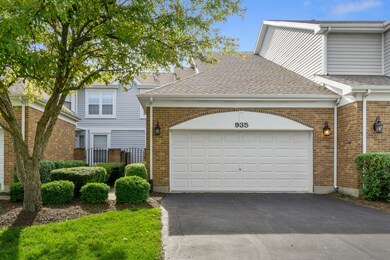 935 Heathrow Ln, Naperville, IL 60540 - photo 2
