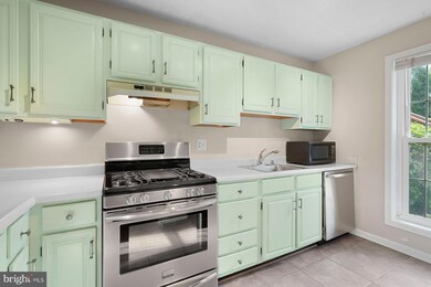 10000 Oakton Terrace Rd unit 10000, Oakton, VA 22124 - photo 2