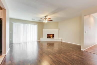 004_Living Room