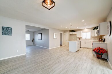 707 E Peppertree-9