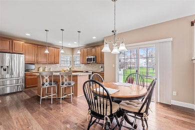 Breakfast room off kitchen w/ slider to low mainte