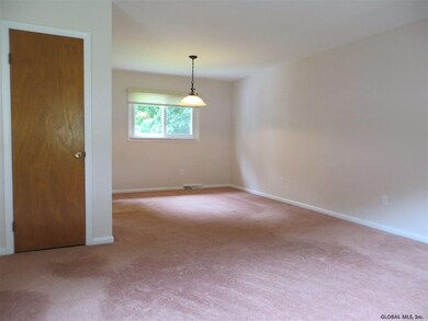 8 Dahlem Blvd, Schenectady, NY 12309 - photo 5