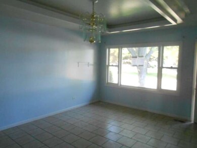 619 Topeka Dr, Carpentersville, IL 60110 - photo 4