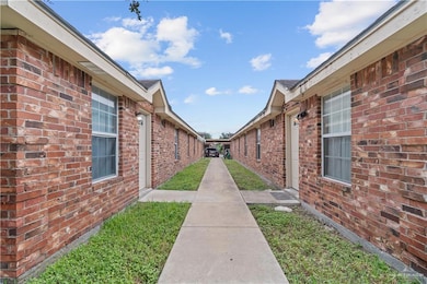 1410 Phoenix St, Edinburg, TX 78541 - photo 2