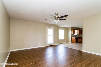 001-photo-living-room-6403917