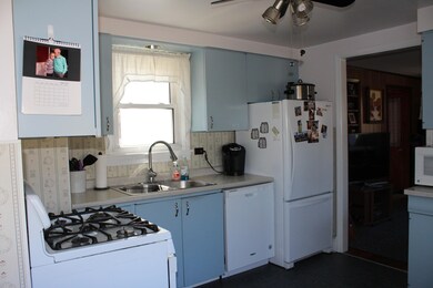 eat-in kitchen