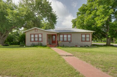 805 E Cedar St, Seguin, TX 78155 - photo 2