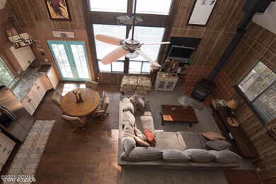 07_1800WUpperCanyonDrLot133_10004_Living