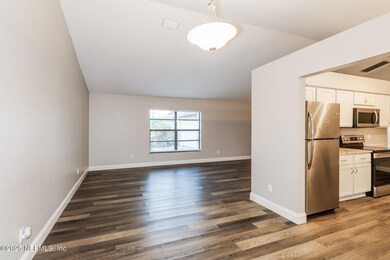 005-photo-dining-room-14486299