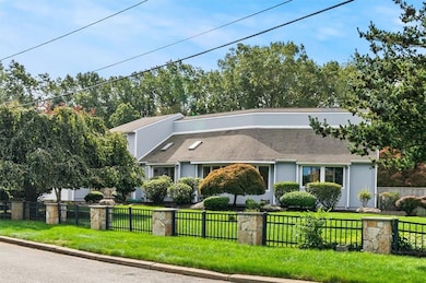 30 Dutchess Dr, Cranston, RI 02921 - photo 2