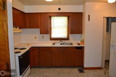 1113 W Summit Ave, Shenandoah, IA 51601 - photo 3