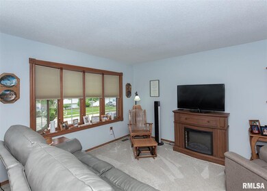 2533 W 56th St, Davenport, IA 52806 - photo 3