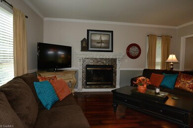Living Room, Fireplace with Gas Logs