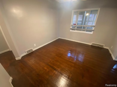 8833 Cloverlawn St, Detroit, MI 48204 - photo 4