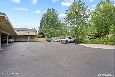 Small 7 unit HOA w/private road access