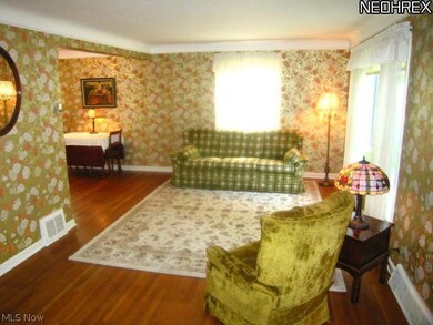 Lg Living room with brautiful hardwood floor