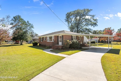 405 Pollock St, Pollocksville, NC 28573 - photo 5