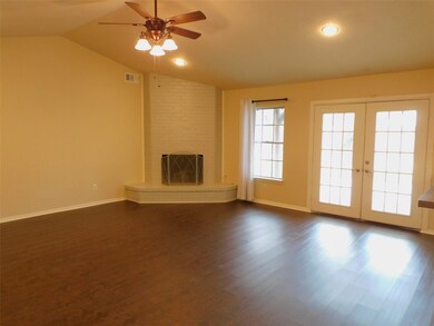 256 E Castle Harbour Dr, Friendswood, TX 77546 - photo 2