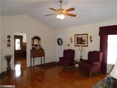 Den/Family/Great Room - Gleaming HW floors (truely